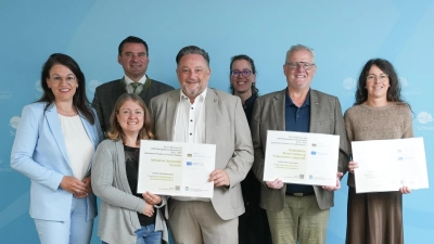 Die Parlamentarische Staatssekretärin Martina Englhardt-Kopf, Landrat Thomas Ebeling und die LAG-Geschäftsführerin Stephanie Dotzler freuen sich mit Manuel Pleiera und Bürgermeister Thomas Beer, sowie Oberbürgermeister Andreas Feller und Brigitte Ehrenstraßer über die LEADER-Förderung. (Bild: Laura Kohl)