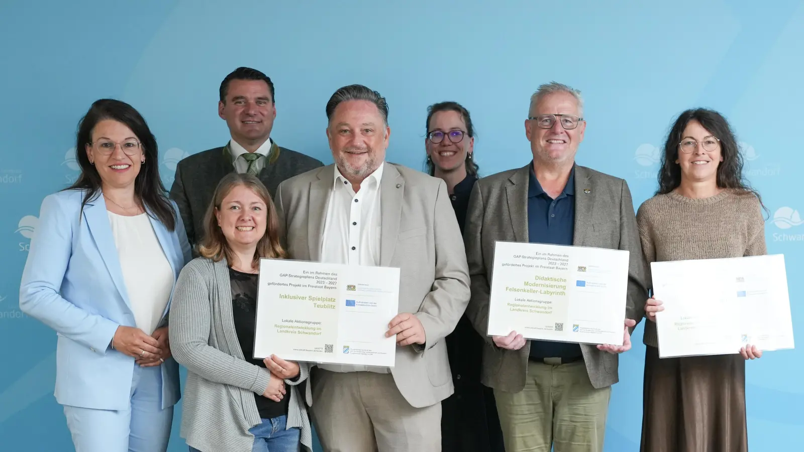 Die Parlamentarische Staatssekretärin Martina Englhardt-Kopf, Landrat Thomas Ebeling und die LAG-Geschäftsführerin Stephanie Dotzler freuen sich mit Manuel Pleiera und Bürgermeister Thomas Beer, sowie Oberbürgermeister Andreas Feller und Brigitte Ehrenstraßer über die LEADER-Förderung. (Bild: Laura Kohl)