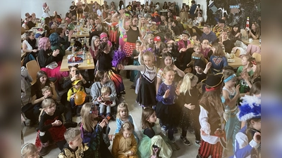 Eine Vielfalt an Kostümen bot sich den Erwachsenen und Kindern beim Einzug der Turngruppen in den Turnsaal. (Bild: Manuela Klug)