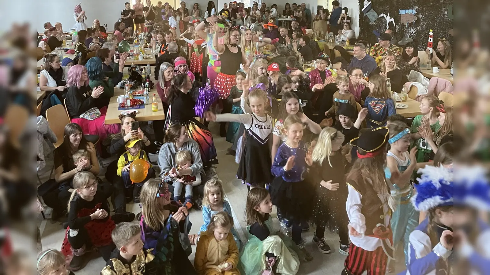 Eine Vielfalt an Kostümen bot sich den Erwachsenen und Kindern beim Einzug der Turngruppen in den Turnsaal. (Bild: Manuela Klug)