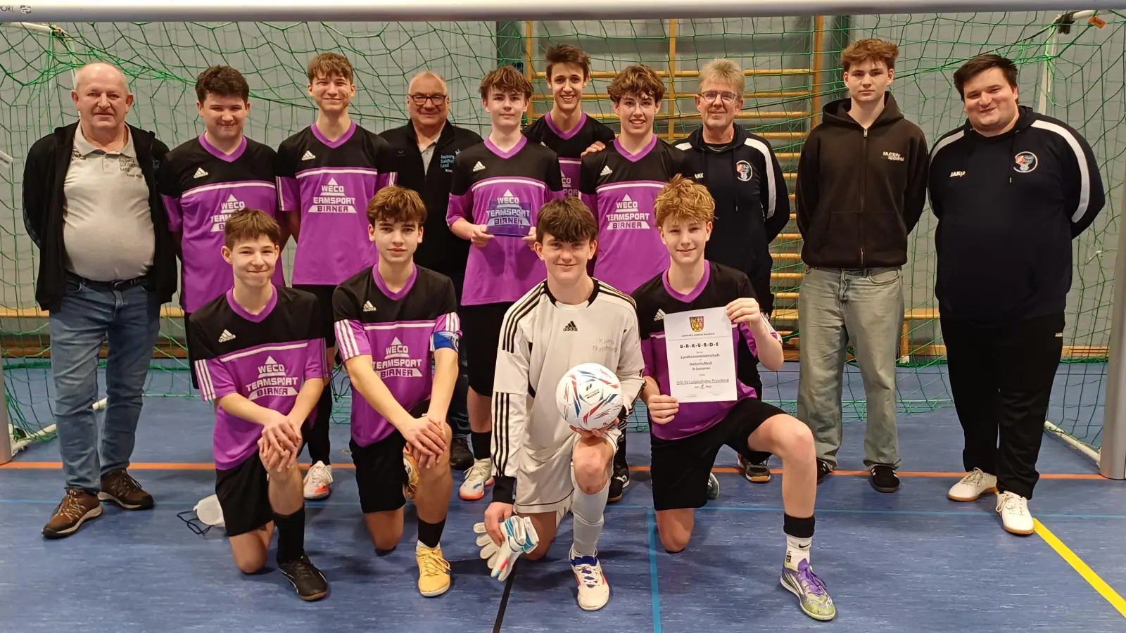 Die Meistermannschaft vom SVL-Traßlberg mit Turnierleiter Klaus Meier, Robert Graf (Sportförderung Landkreis), Trainer Robert Steinmetz, Betreuer Markus Wetter (von links). (Bild: Stephanie Winter)