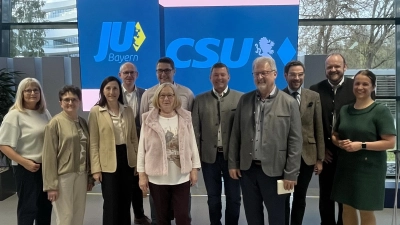 CSU-Kreistagsfraktionsvorsitzende Tanja Renner (von rechts), Landrat Andreas Meier, Kreisvorsitzender Dr. Stephan Oetzinger sagten beim Ehrenabend der CSU Danke an: Johann Maurer, Rainer Rewitzer, Rita Rosner, Armin Aichinger, Wolfang Voit, Christa Kick und Anita Hessler.  (Bild: Gerald Morgenstern)