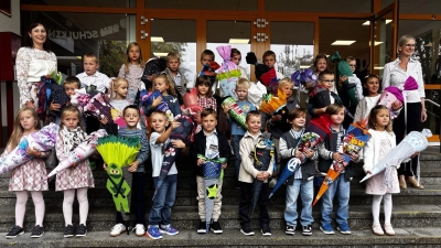 25 Erstklässler mit Klassenlehrerin, Frau Susanne Staudinger, und Schulleiterin, Frau Birgit Enders (Bild: Rita Flierl)