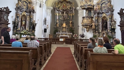 Anschaulich und mit viel Hintergrundwissen erläuterte Pfarrer Udo Klösel den Teilnehmern die Figuren, Altäre und die Geschichte der Wieskirche bei Grub. (Bild: Claudia Rieß)