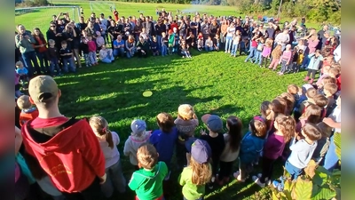 Die Kinder sangen für Geschwister und Eltern ein Lied, in dem sie alles Wissenswerte über Kartoffeln eingearbeitet hatten. (Bild: Margit Ringer)