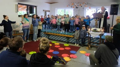 Eine freudige Bereicherung des Familiengottesdienstes waren die Aufführungen und Gesänge der Kinder des Kindergartens „Unterm Regenbogen“ und des Kindergottesdienstes. (Bild: Fred Lehner)