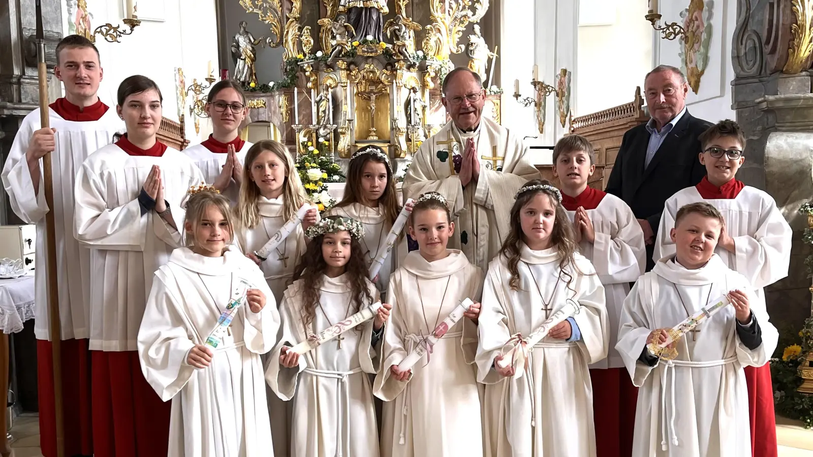 Sieben Kommunionkinder gingen in der Waldecker Pfarrkirche am Sonntag das erste Mal zum Tisch des Herrn. (Bild: Claudia Hösl)