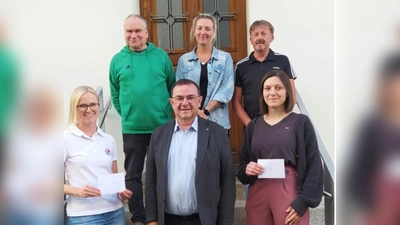 vorne von links nach rechts: Karina Jobst, Stadtpfarrer Konrad Amschl, Anja Sporer, hintere Reihe Markus Fichtner, Sarah Hecht, 2. Vorstand Rudi Mark (Bild: Gisela Koenig)