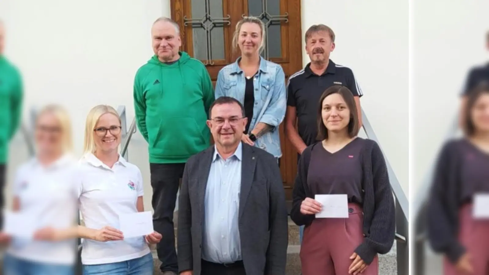 vorne von links nach rechts: Karina Jobst, Stadtpfarrer Konrad Amschl, Anja Sporer, hintere Reihe Markus Fichtner, Sarah Hecht, 2. Vorstand Rudi Mark (Bild: Gisela Koenig)