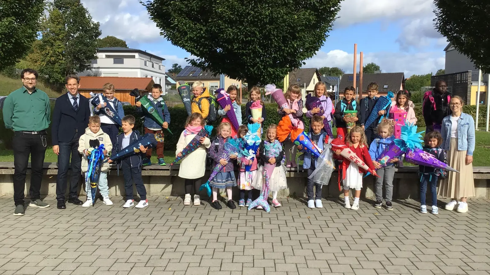 Die Erstklässler der Thomas-Aquinus-Rott-Grundschule Winklarn-Thanstein im Schuljahr 2025/26. (Bild: Bettina Röhrl)