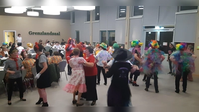 Die Frauenbundgäste bei der Tanzrunde. (Bild: Angelika Vogl)