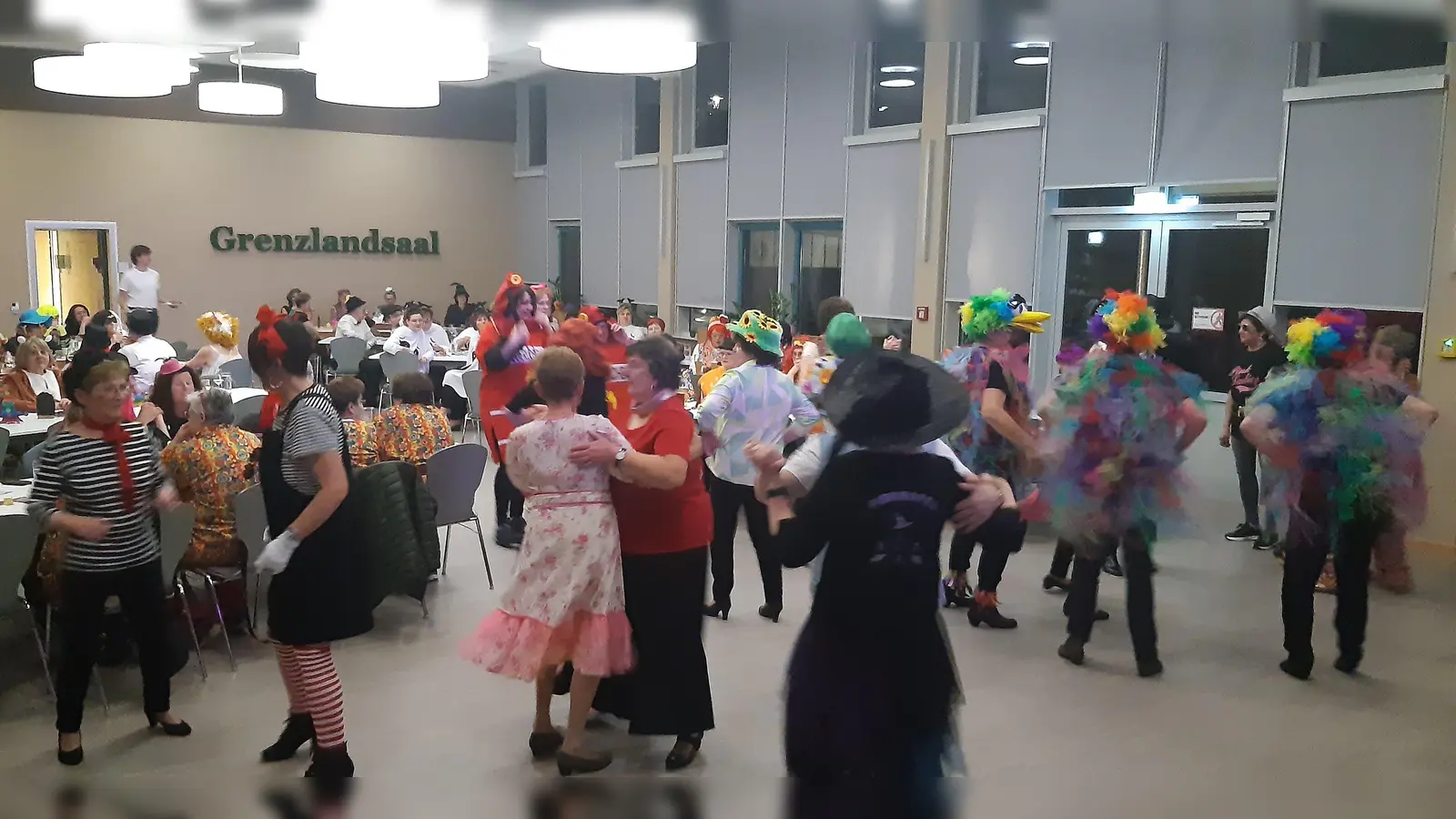 Die Frauenbundgäste bei der Tanzrunde. (Bild: Angelika Vogl)