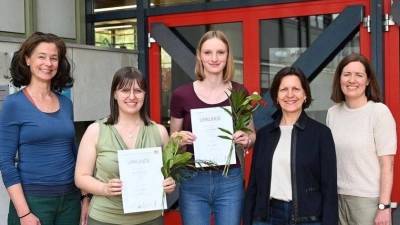 Stolz: Die Landessiegerinnen beim Bundesfremdsprachenwettbewerb in Englisch, Athina Masdrakis (10a, 2. v. links) und Französisch, Eva Eglmeier (10b, Mitte). Schulleiterin Martina Schlemmer-Baade (2. v. rechts) sowie Organisatorin Doris Christl und Betreuerin Melanie Herrmann (außen) freuen sich mit ihnen.  (Bild: Ramona Gilch )