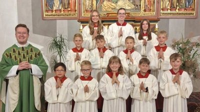 Vorderer Reihe von links:	Kaplan H. Alexander, Peter Nagler, Lukas Kunz, Sophie Wurm, Julius Mayer, Felix Schedl<br>Mittlere Reihe von links:	Kilian Zapf, Johannes Sladky, Alina Langenbach, Timo Bäuml<br>Hintere Reihe von links:	Die Gruppenleiterinnen Anni Kraus, Amelie Konrad, Viktoria Blei (Bild: Gerald Schultes)