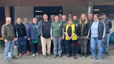 Zu einer festen Vereinsgemeinschaft schlossen sich der Kleintierzuchtverein und der Fischereiverein Floß und Umgebung zusammen und starteten erstmals ein Karfreitags-Fischessen auf dem Gelände und in der Halle der Kleintierzüchter. (Bild: Fred Lehner)