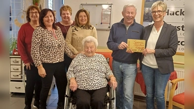 von links: Leitung Soziale Betreuung Gerda Trautner, Hauswirtschaftsleitung Sonja Schlicht, Monika Vollath, Michaela Thoma, Maria Polster, Hans Eichhammer, stellv. Einrichtungsleitung Brigitte Engelmann. (Bild: Johanna Wührl)