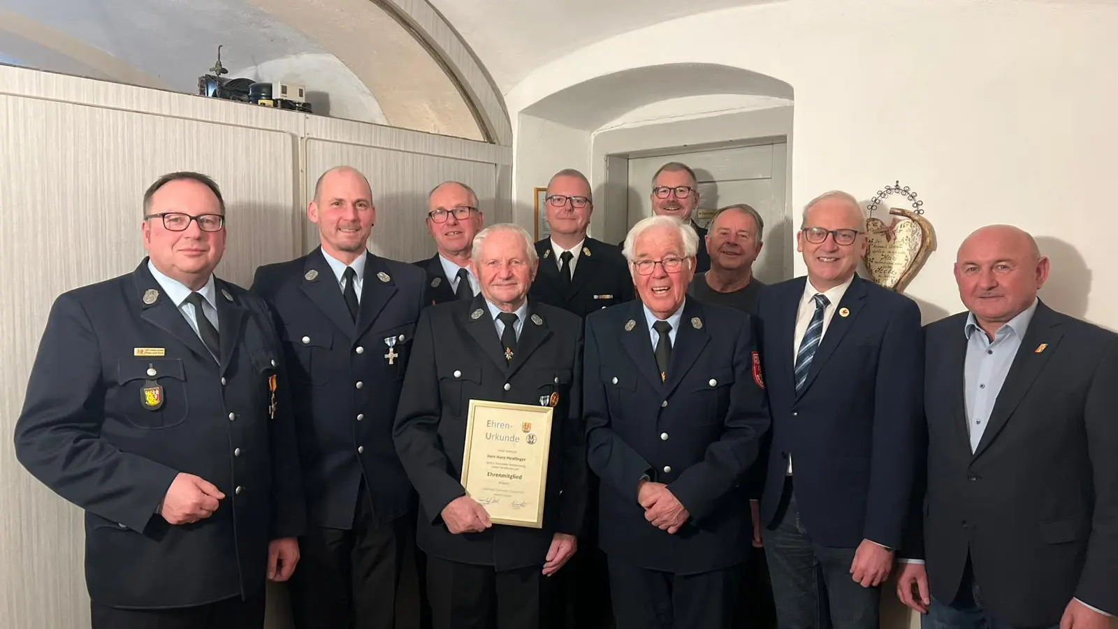 Vordere Reihe von links: Vorsitzender Franz-Josef Rauch, neuer Kommandant Markus Weiß, neues Ehrenmitglied Hans Heidlinger, Ehrenmitglied Gerd Eckstein, Bürgermeister Bernhard Lindner, HKA-Vorsitzender Georg Götz Hintere Reihe von links: scheidender Kommandant Martin Weiß, Kreisbrandrat Christof Strobl, Kreisbrandmeister Thomas Wiesent, Georg Siegert.  (Bild: Martin Weiß)