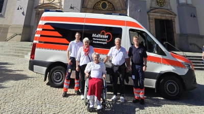 Der Herzenswunschwagen vor der Basilika St. Anna in Altötting. (Bild: Hubert Wittmann)