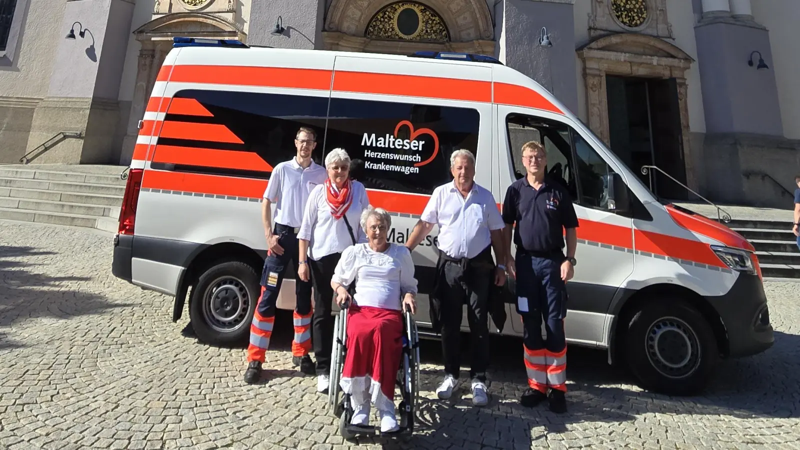 Der Herzenswunschwagen vor der Basilika St. Anna in Altötting. (Bild: Hubert Wittmann)