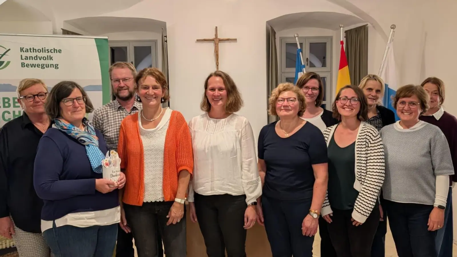 Die Katholische Landvolkbewegung (KLB) Waldthurn mit den drei Vorsitzenden Ulrike Simmerl (Vierte von links), Barbara Stahl (Fünfte von links) und Silvia Stahl (Mitte) (Bild: Ulrike Simmerl)