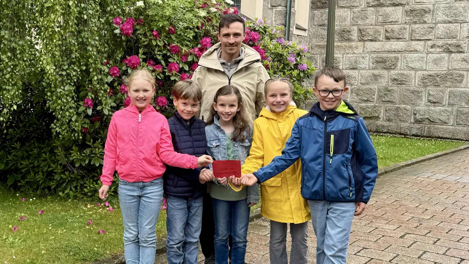 Spendenübergabe vor der Pfarrkirche Flossenbürg (Bild: Laura Frenzel)