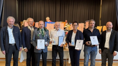 Die beiden Laudatoren Lothar Müller und Andreas Horsche dankten den ehrenamtlich Engagierten und würdigten den Beitrag, den ihre langjährige Arbeit für die Gesellschaft in der Marktgemeinde leistet. Von links nach rechts: Erster Bürgermeister Lothar Müller, Landrat Roland Grillmeier, Bernhard Weber, Alois Gmeiner, Waltraud Rath, Georg Strickner, Erster Bürgermeister Andreas Horsche. (Bild: Franziska Ackermann)