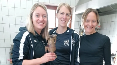 Kathrin, Madeleine und Steffi in der TSV-Küiche im Einsatz.<br> (Bild: Karl Ziegler)