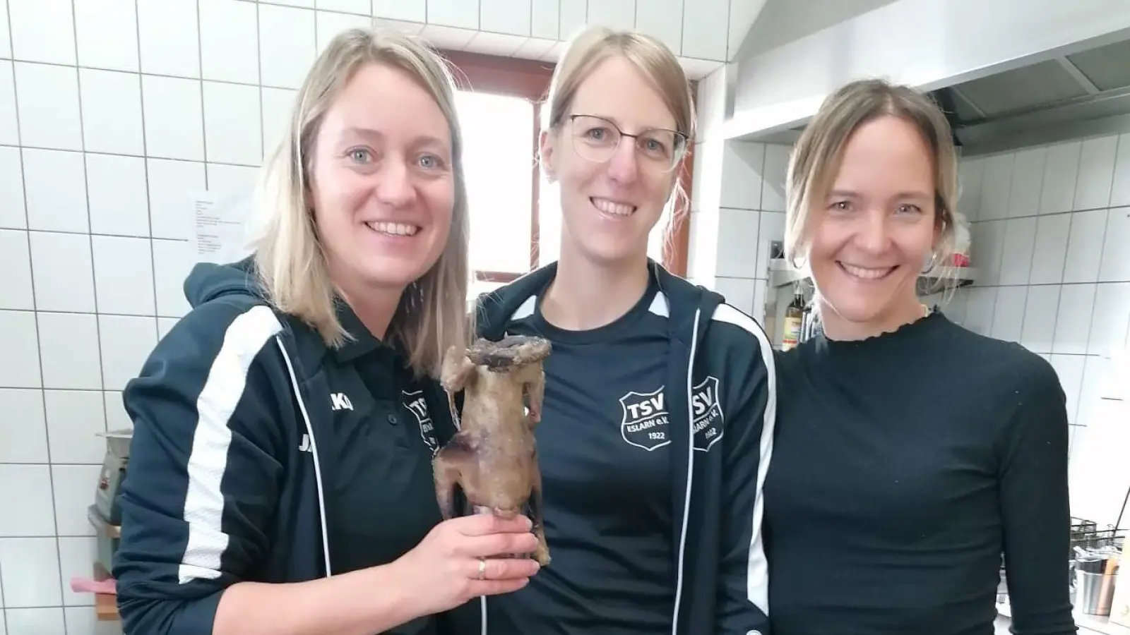 Kathrin, Madeleine und Steffi in der TSV-Küiche im Einsatz.<br> (Bild: Karl Ziegler)