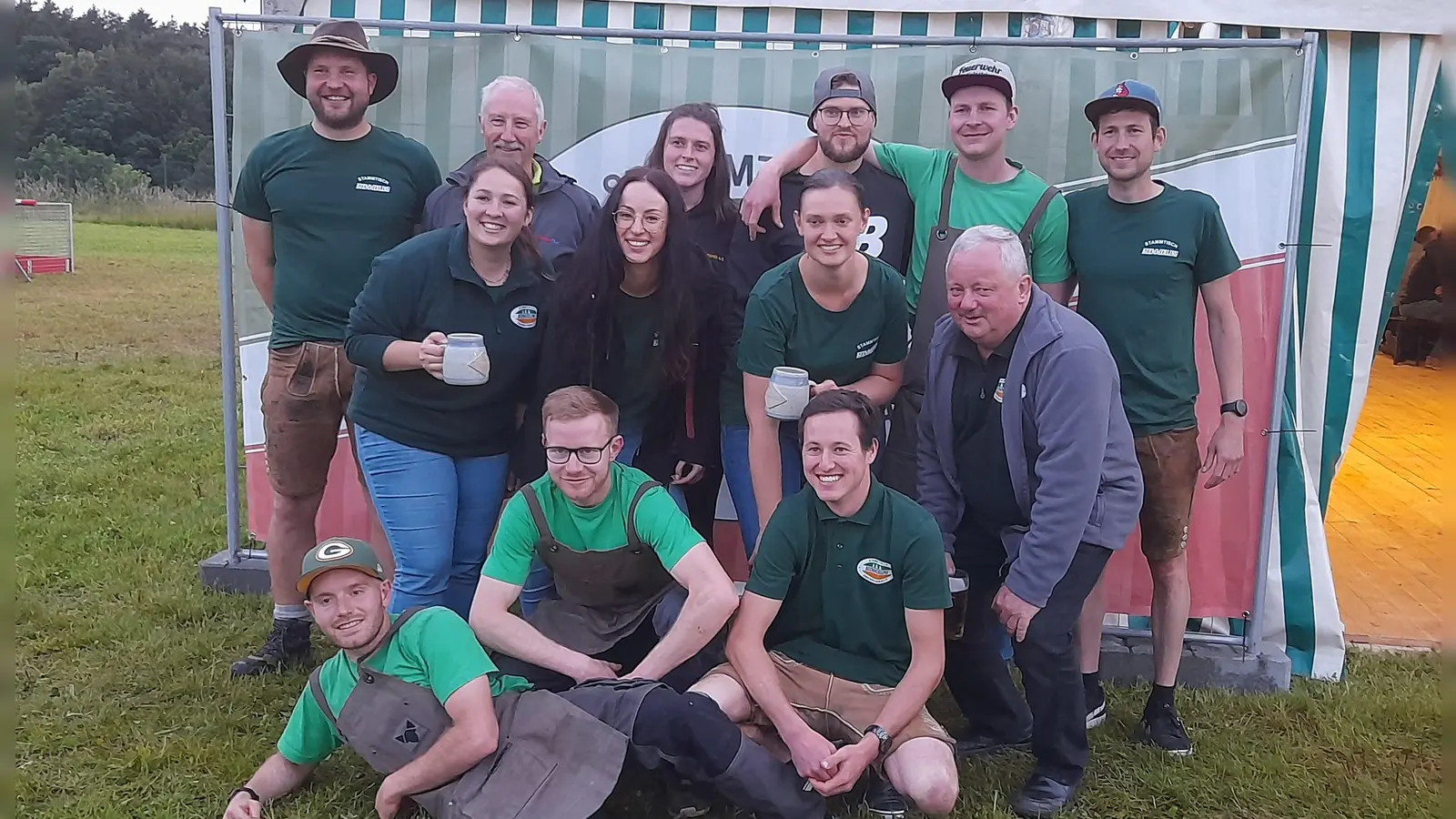 Die 10-jährigen Mitglieder hinten von links 2. Vorstand Rupprecht Johannes, Wonneberger Klaus, Sebald Lisa, Brandt Leo, Holzwarth Peter, Holzwarth Marco, mitte von links Walther Marie, Hermann Anja, Sebald Sabrina, 1. Vorstand Karlheinz Pilhöfer vorne von links Stielper Thomas, Stielper Markus, Hermann Jonas (Bild: Doris Holzwarth)