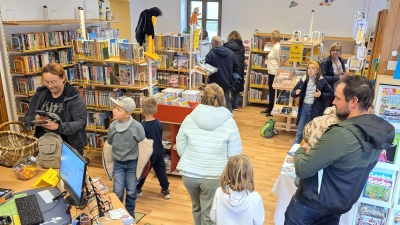 die zahlreichen Besucher beim erkunden der neuen Bücher und Medien. (Bild: Georg Dürr)