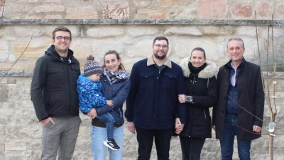 Erster Bürgermeister Hermann Böhm, erster von rechts, übergibt die ausgewählten Obstbäume an die neuen Hausbesitzer und empfiehlt, in der Anwachszeit stets ausreichend zu gießen. (Bild: Heike Klober)