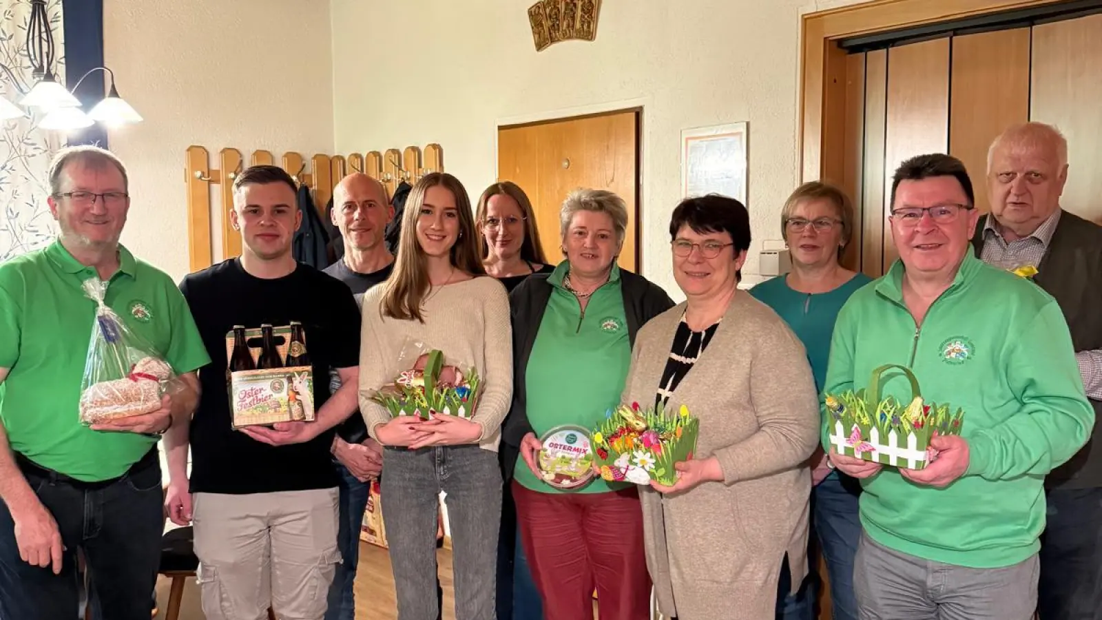 Schützenmeister Manfred Becher, Stefan Roth, Markus Zach, Emma Zach, Christine Zach, Christa Roth, Beate Becher, Hedwig Irlbacher, Oliver Roth und Bernhard Weiß (von links). <br> (Bild: Annegret Greber)