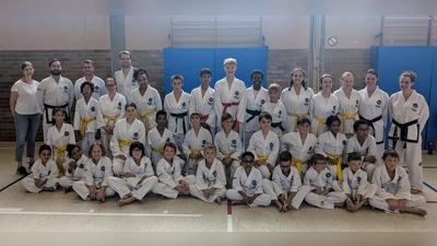 Die 31 Kinder und Jugendlichen nach der erfolgreichen Gürtelprüfung. Die Trainer des TuS 1866 Vilseck und der Prüfer Dr. Matthias Franke überreichten im Anschluss die neuen Gürtel. (Bild: Christoph Hann)