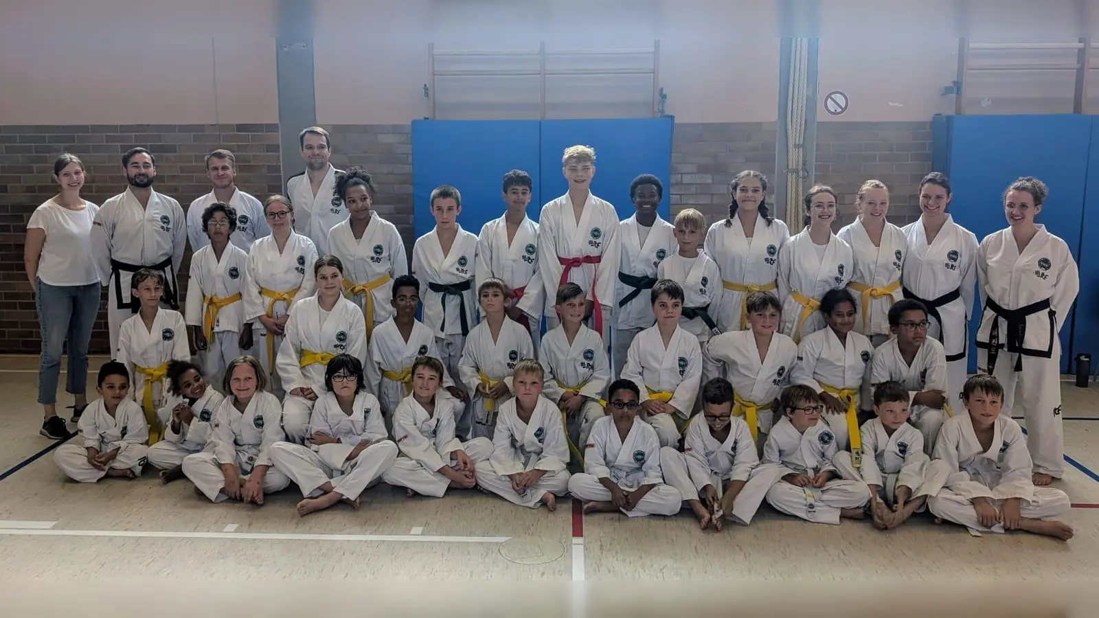 Die 31 Kinder und Jugendlichen nach der erfolgreichen Gürtelprüfung. Die Trainer des TuS 1866 Vilseck und der Prüfer Dr. Matthias Franke überreichten im Anschluss die neuen Gürtel. (Bild: Christoph Hann)