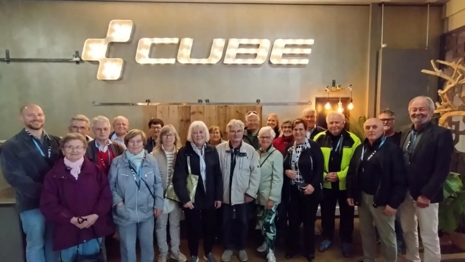 Gruppe der Seniorenbeauftragten nach der Werksführung mit 2. Bürgermeister Härtl (ganz rechts) und Wolfgang Heider (Zweiter von rechts).  (Bild: Jonas Horn)