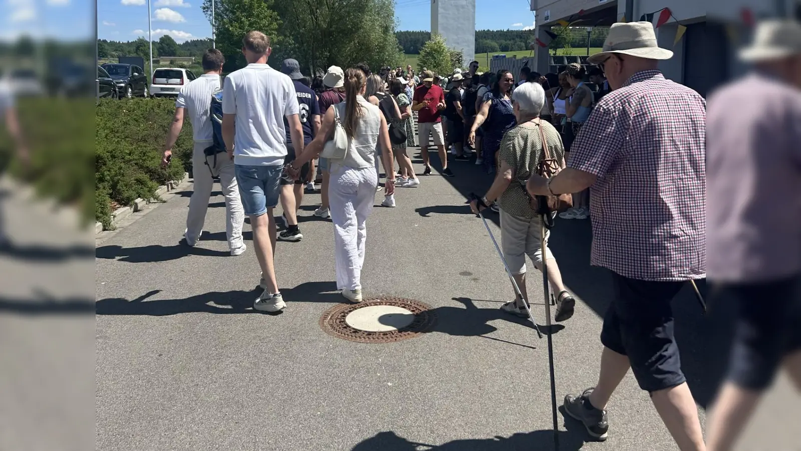 Viele Besucher auf den Weg zur Weinwanderung. (Bild: Josef Schiesl)