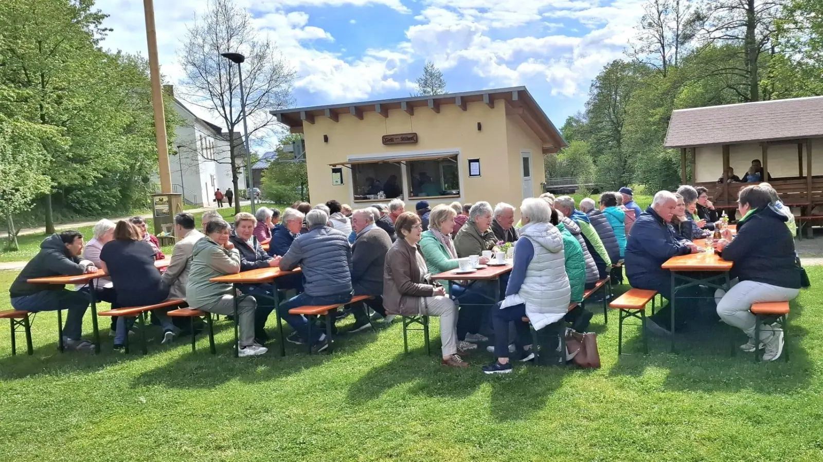 Gemütliches Beisammensein in der „Grünen Mitte” Pullenreuth (Bild: Irmgard Zintl)