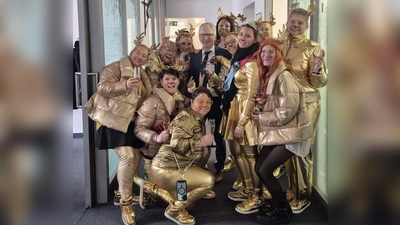 Die „Narrhalla-Hirschis“ mit ihrer „Ober-Hirschi” Regina Merkl (2. von links, kniend) überfielen am Unsinnigen Donnerstag die Raiffeisenbank. Vorstand Klaus Wild (Mitte) büßte seine halbe Krawatte ein. Prinzessin Jessica I. (im Hirschi-Kostüm) schnitt ihm den Schlips ab. (Bild: Anna-Lena Kuhr-Richthammer)