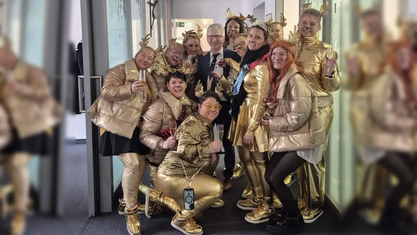 Die „Narrhalla-Hirschis“ mit ihrer „Ober-Hirschi” Regina Merkl (2. von links, kniend) überfielen am Unsinnigen Donnerstag die Raiffeisenbank. Vorstand Klaus Wild (Mitte) büßte seine halbe Krawatte ein. Prinzessin Jessica I. (im Hirschi-Kostüm) schnitt ihm den Schlips ab. (Bild: Anna-Lena Kuhr-Richthammer)