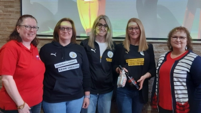 Bei der Übergabe des Erlöses vom Frühstück für den guten Zweck: (von links) SPD-Ortsvorsitzende Andrea Egner, Michaela Jung, 2. Vorsitzende Bananenflanke Nordoberpfalz e. V. Susi Höcht, 1. Vorsitzende Bananenflanke Nordoberpfalz e. V. Carina Völkl und Vorsitzende SPD Frauen Flossenbürg Birgit Vogel (Bild: Barbara Bannert)