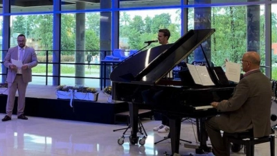„Ein bisschen Glück liegt in eurer Zukunft“ – Mit dem eigens geschriebenen Lied „Bella, bella RTO“ verabschiedete Schulleiter Holger König seine Schülerinnen und Schüler musikalisch in einen neuen Lebensabschnitt. (Bild: Alexander Licha)