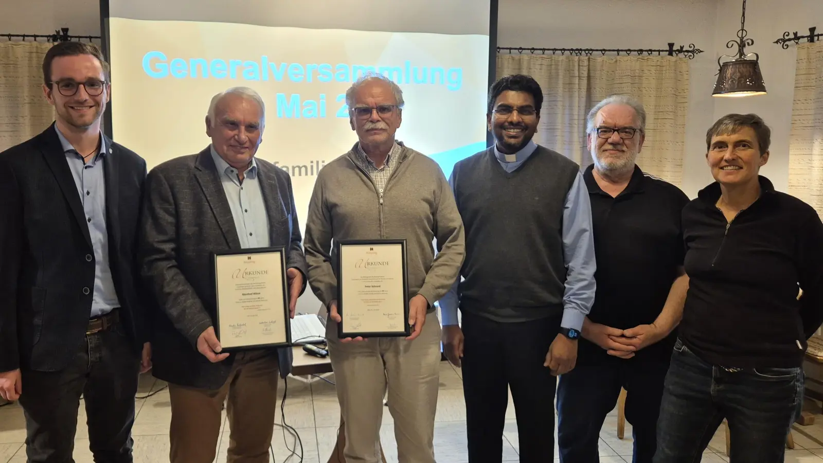 Für jahrzehntelange Treue geehrt. Im Bild (von links nach rechts): Bürgermeister Adrian Käß, Manfred Wiese (60 Jahre), Peter Schraml (40 Jahre), Präses Pater Joseph, 1. Vorsitzender Reiner Gärtner und stellvertretende Vorsitzende Barbara Kaßeckert. (Bild: Andreas Kaßeckert)