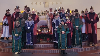 Die Sternsinger der Pfarrei Amberg-St. Konrad bei der feierlichen Aussendung.  (Bild: Adalbert-Nico Harrer)