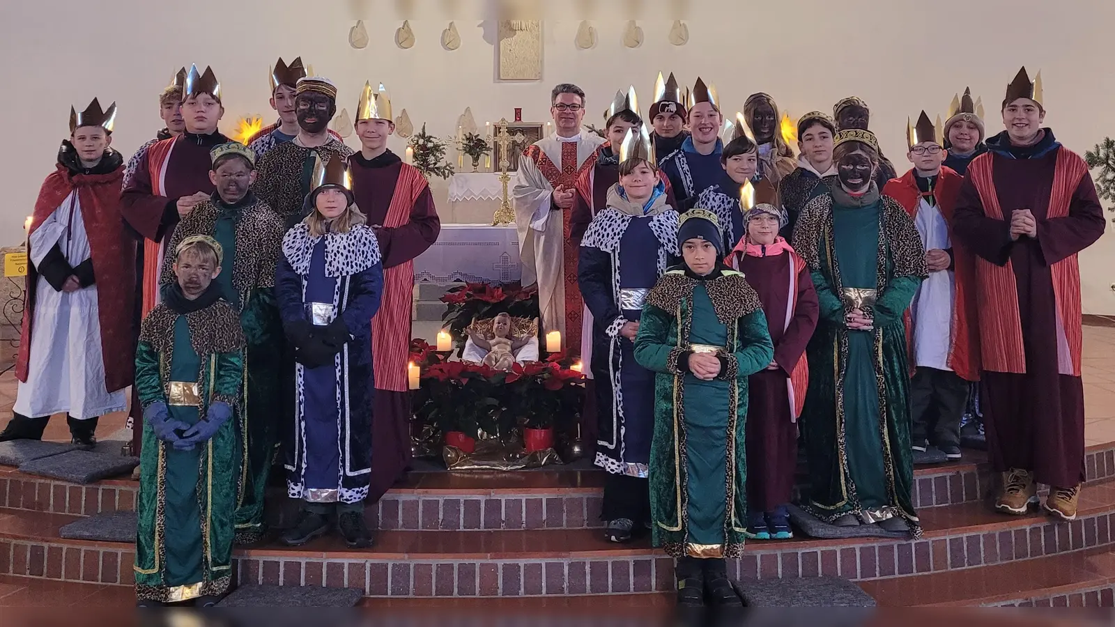 Die Sternsinger der Pfarrei Amberg-St. Konrad bei der feierlichen Aussendung.  (Bild: Adalbert-Nico Harrer)