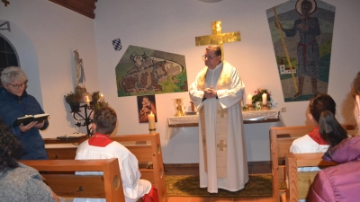 Pfarrer Udo Klösel feierte mit den Gläubigen den Gottesdienst zum Patrozinium St. Wendelin in Niederland. Die Lesung trug Elisabeth Völkl vor. (Bild: Peter Garreiss)