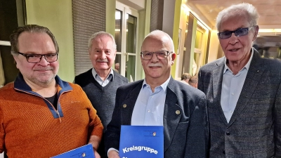 Ehrungen standen auf dem Programm bei der Jahresabschlussfeier der Reservistenkameradschaft Weiden. Bild zeigt von links: Roland Steger, Lorenz Kiener, Karl Tusch und den 1. Vorsitzenden Werner Holl. (Bild: Reinhard Kreuzer)
