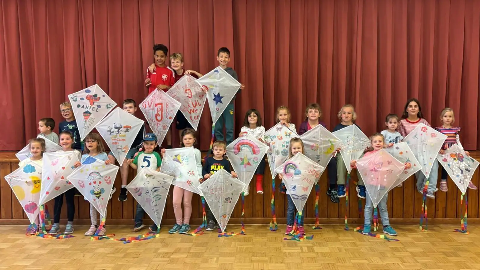 Gruppenfoto des Ferienprogramms „Flugdrachen basteln” (Bild: Andreas Geiger)