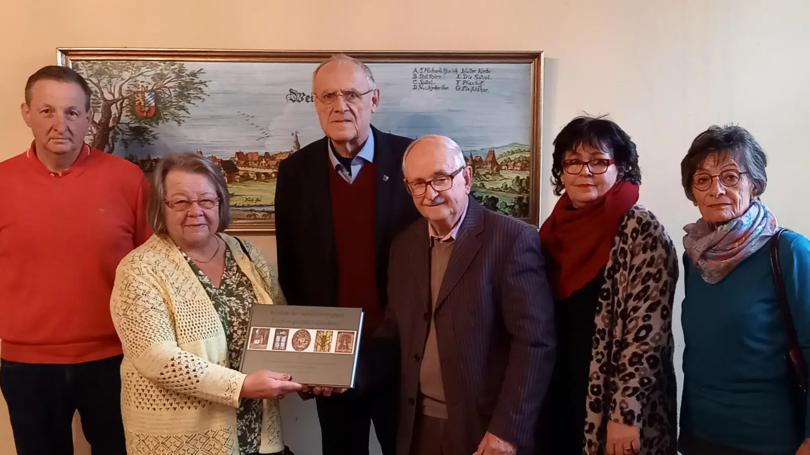 Die Autoren Rosa und Karl Prell überreichen ihr Buch an den Bezirkstagsvizepräsidenten Lothar Höher.  (Bild: Karl Prell)