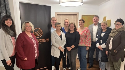 Vorne: v.l. 2. Vorsitzende Bianca Behrisch-Chappell, 1. Vorsitzende Barbara Streit, Beisitzer Iris Rittner, Schriftführer Christine Winkler, Kassenprüfer Verena Bauer, Bürgermeister Hans-Schertl, Kassenprüfer Steffi Kohl, Rektorin Iris Eckert. hinten v.l. Kassier Tanja Schönl, Beisitzer Eva Siegert  (Bild: Sabrina Lindner)