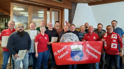 Ehrungen für 30 Jahre im FCB-Fanclub Rosenquarz Pleystein. (Bild: Wirth Sandro)
